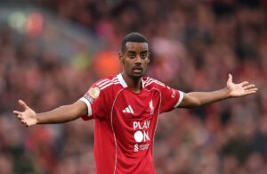 Alexander Isak injury update as Liverpool boosted by surprise returnee for Chelsea clash