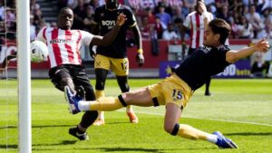 West Ham open door for Spurs with damaging defeat at Brentford