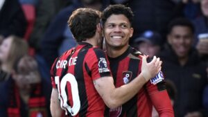 Bournemouth beat 10-man Sunderland to pick up first league win of season